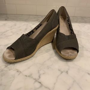 Tom’s Peep-Toe Wedges